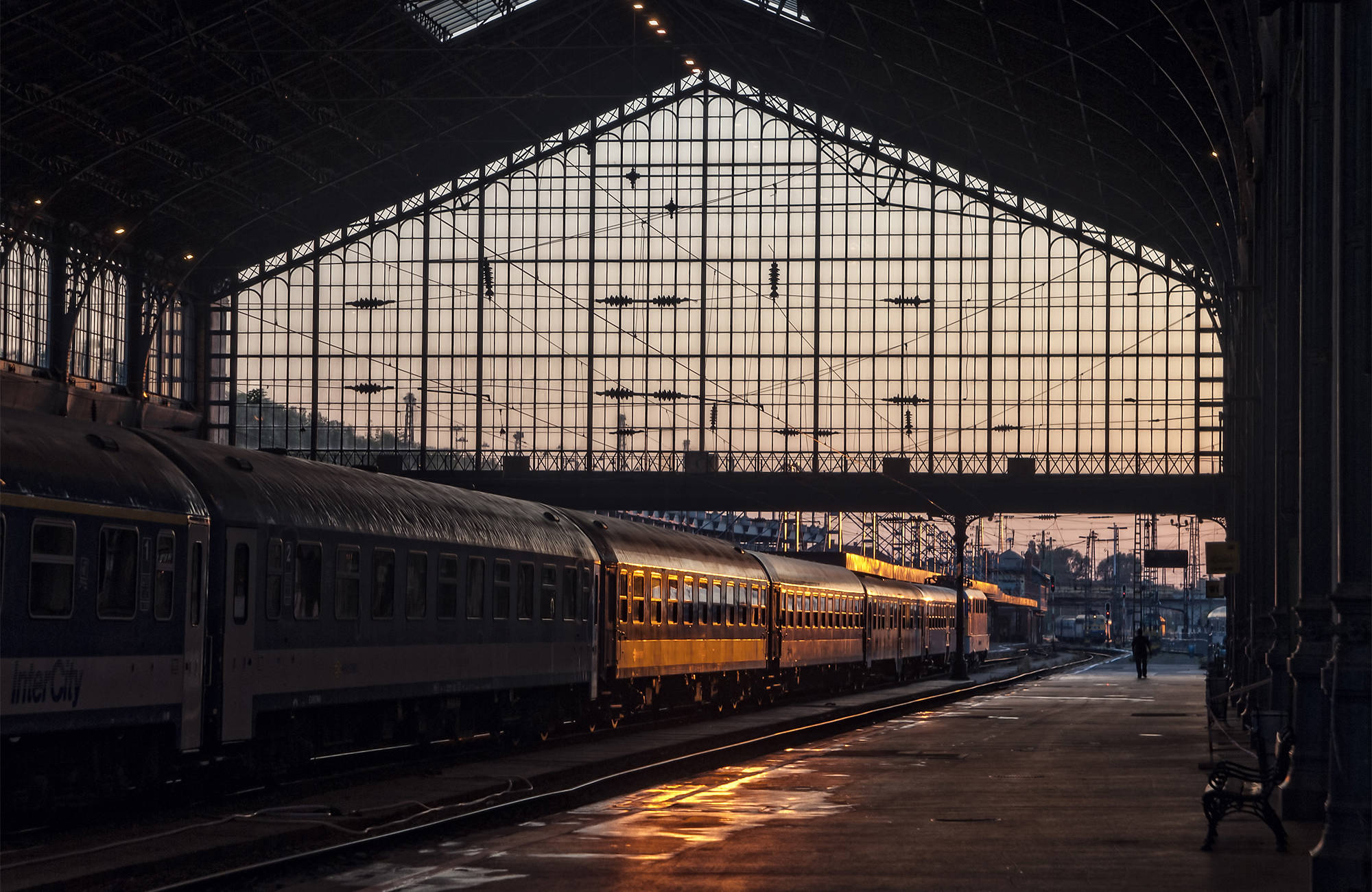 Budapestin juna-asema iltahämärässä