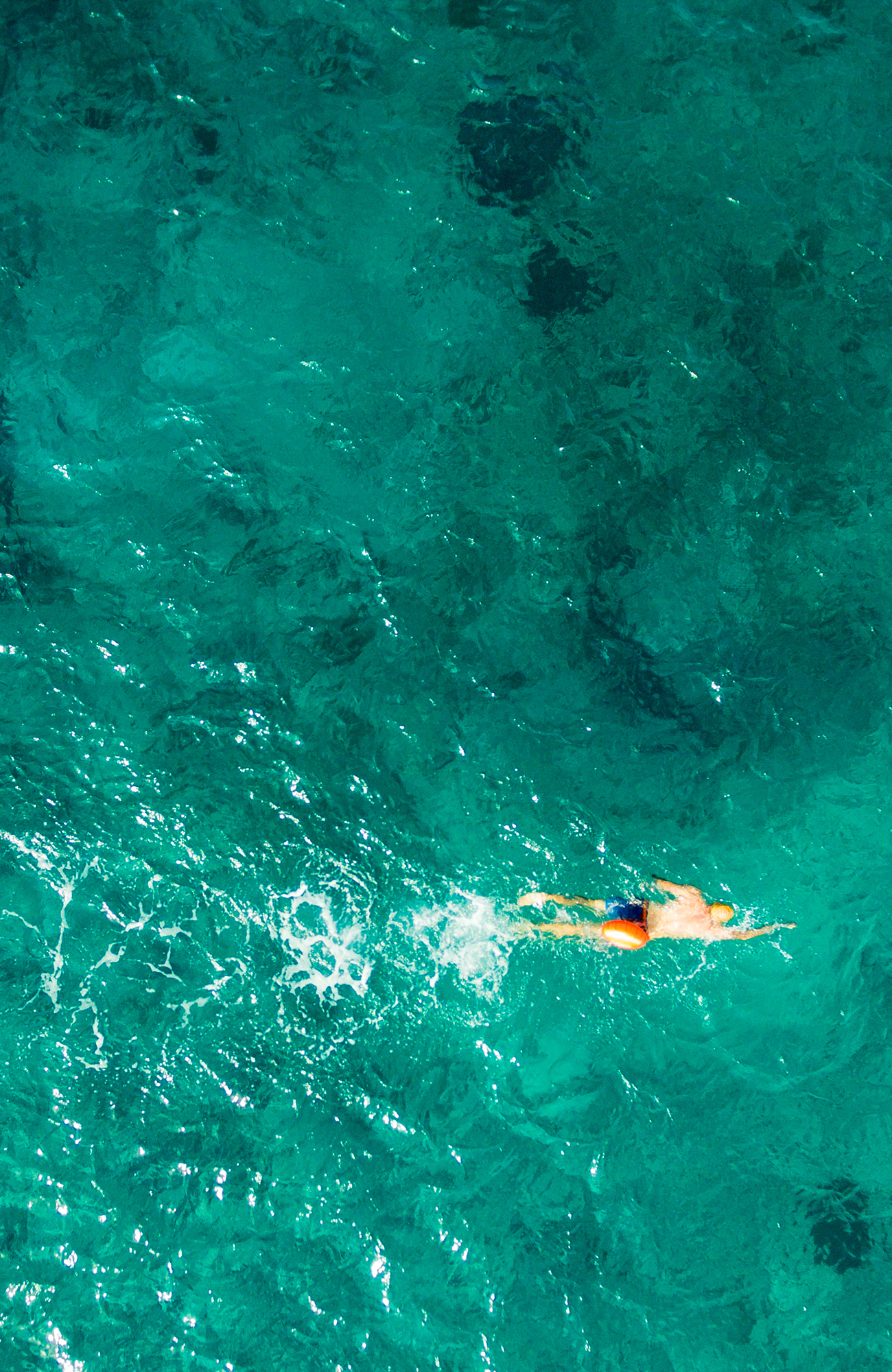 Uimari turkoosissa vedessä