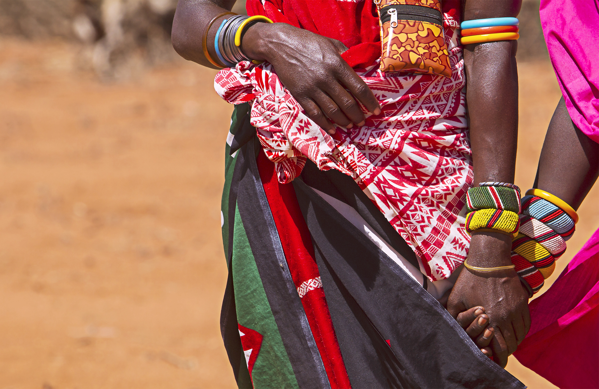 kaksi paikallista käsikädessä Keniassa