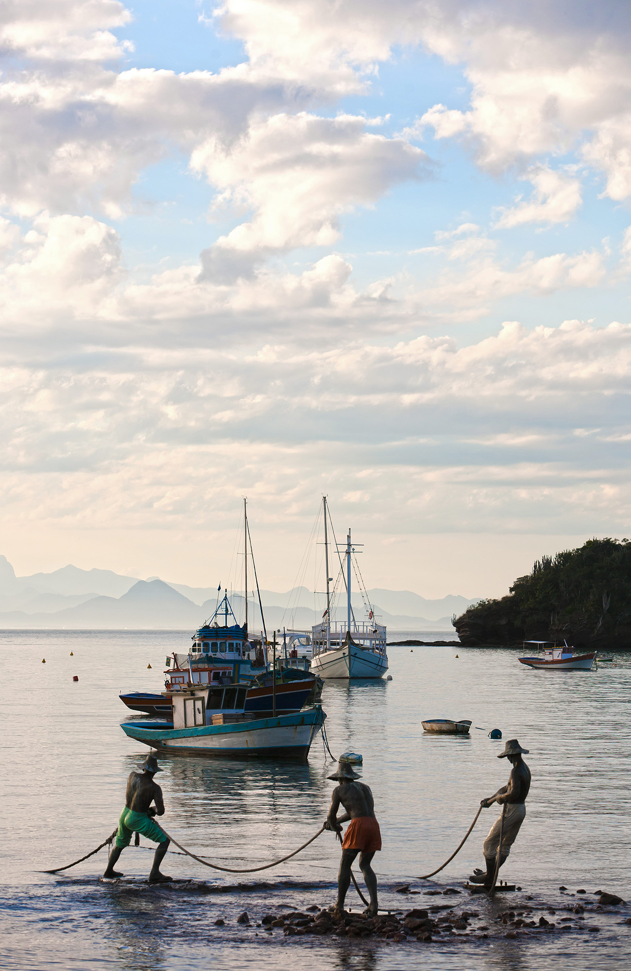 Paikalliset kalastamassa rannikolla Brasiliassa