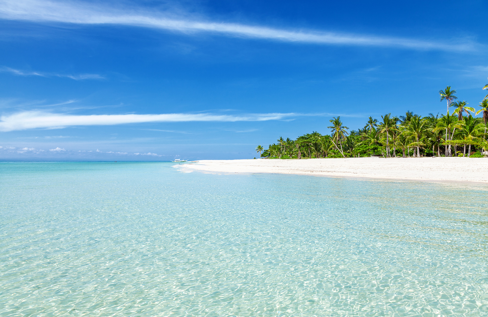 Wit strand met helder water bij Cebu op de Filipijnen