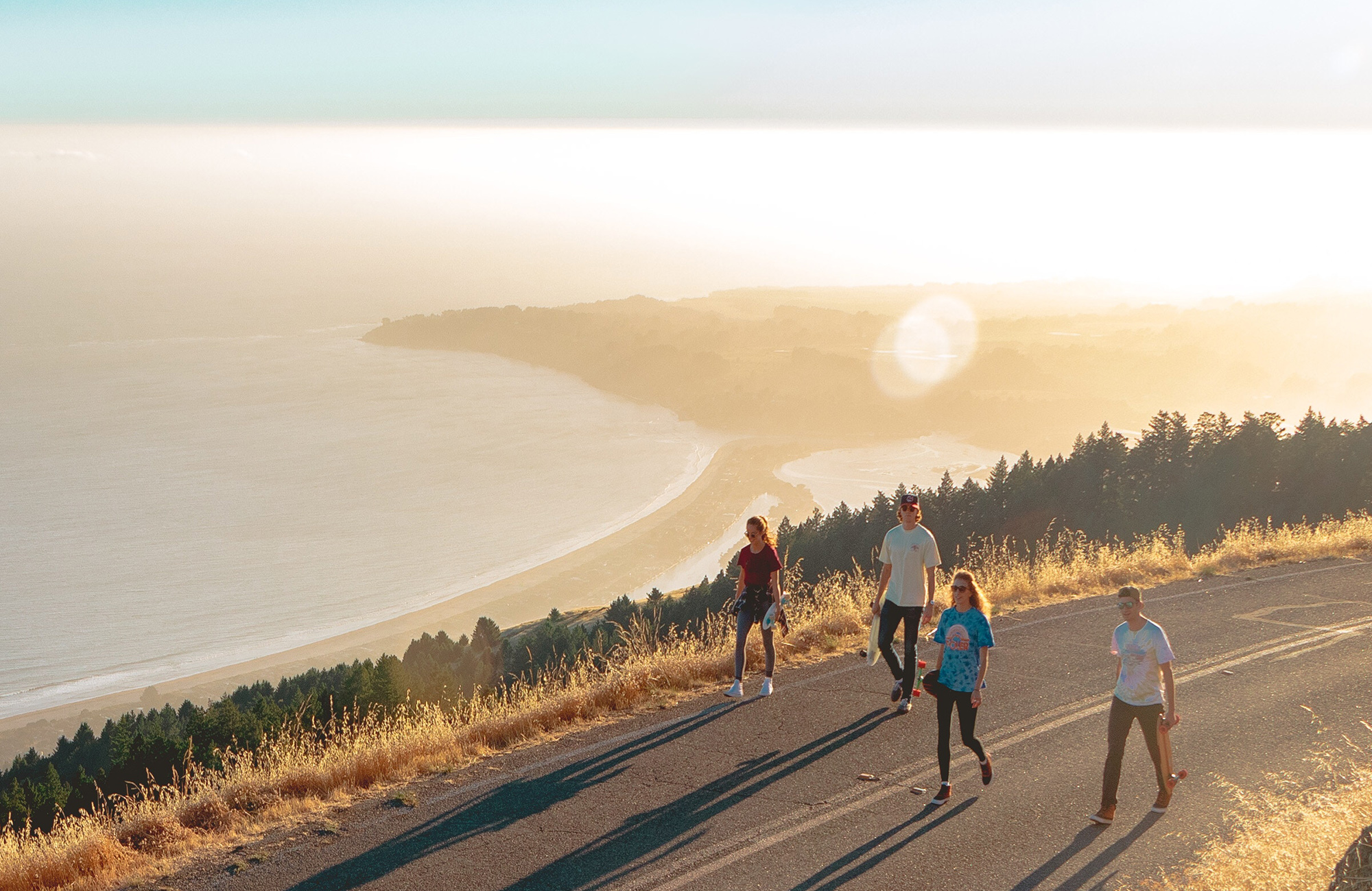 travel-inspiration-friends-road-sunset