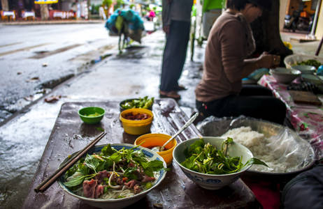 Yksi Vietnamin matkan kohokohdista on paikallisten ruokien maistelu - KILROY