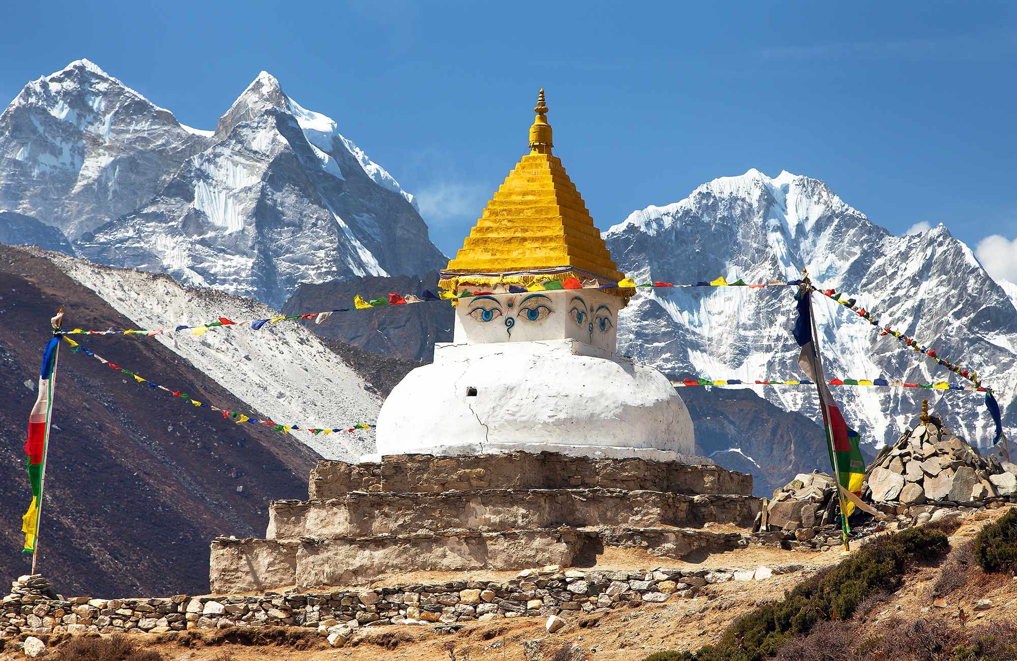 mount-everest-nepal-dingboche-stupa