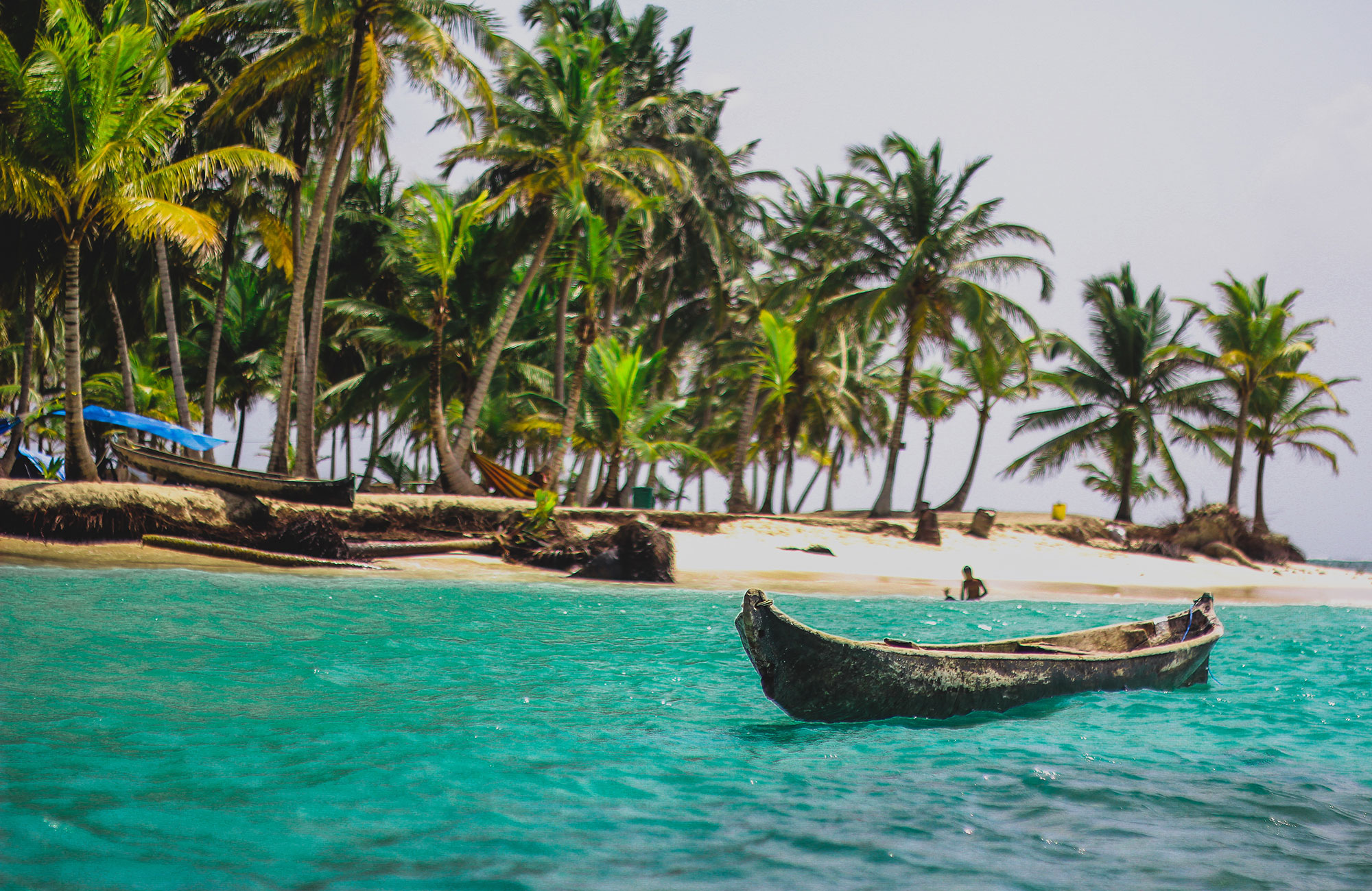 panama-san-blas-islands-boat-in-clear-water