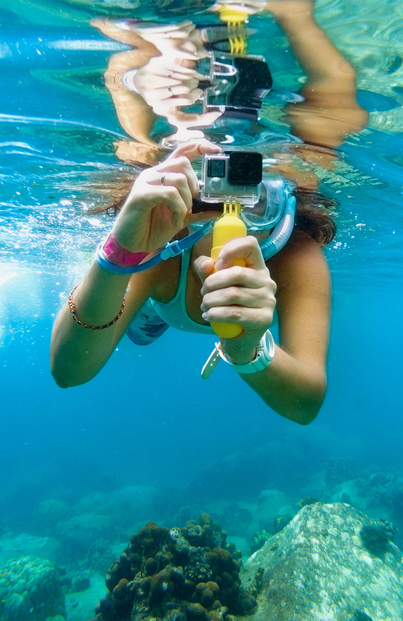 koh-tao-thailand-underwater-woman-photographing-sidebar