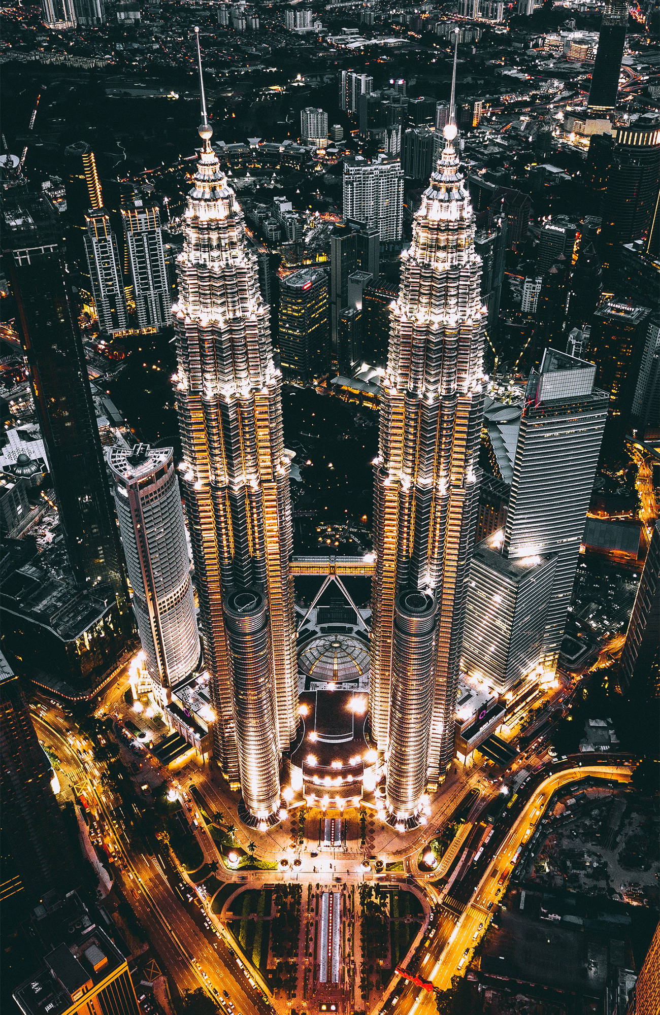 kuala-lumpur-malaysia-petronas-towers-night-sidebar