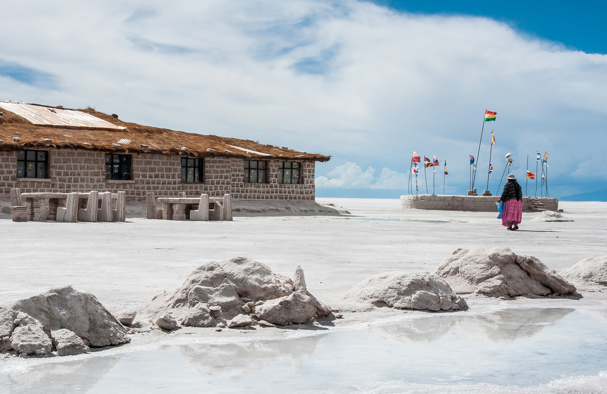 bolivia-salar-de-uyuni-hotel-built-of-salt-blocks