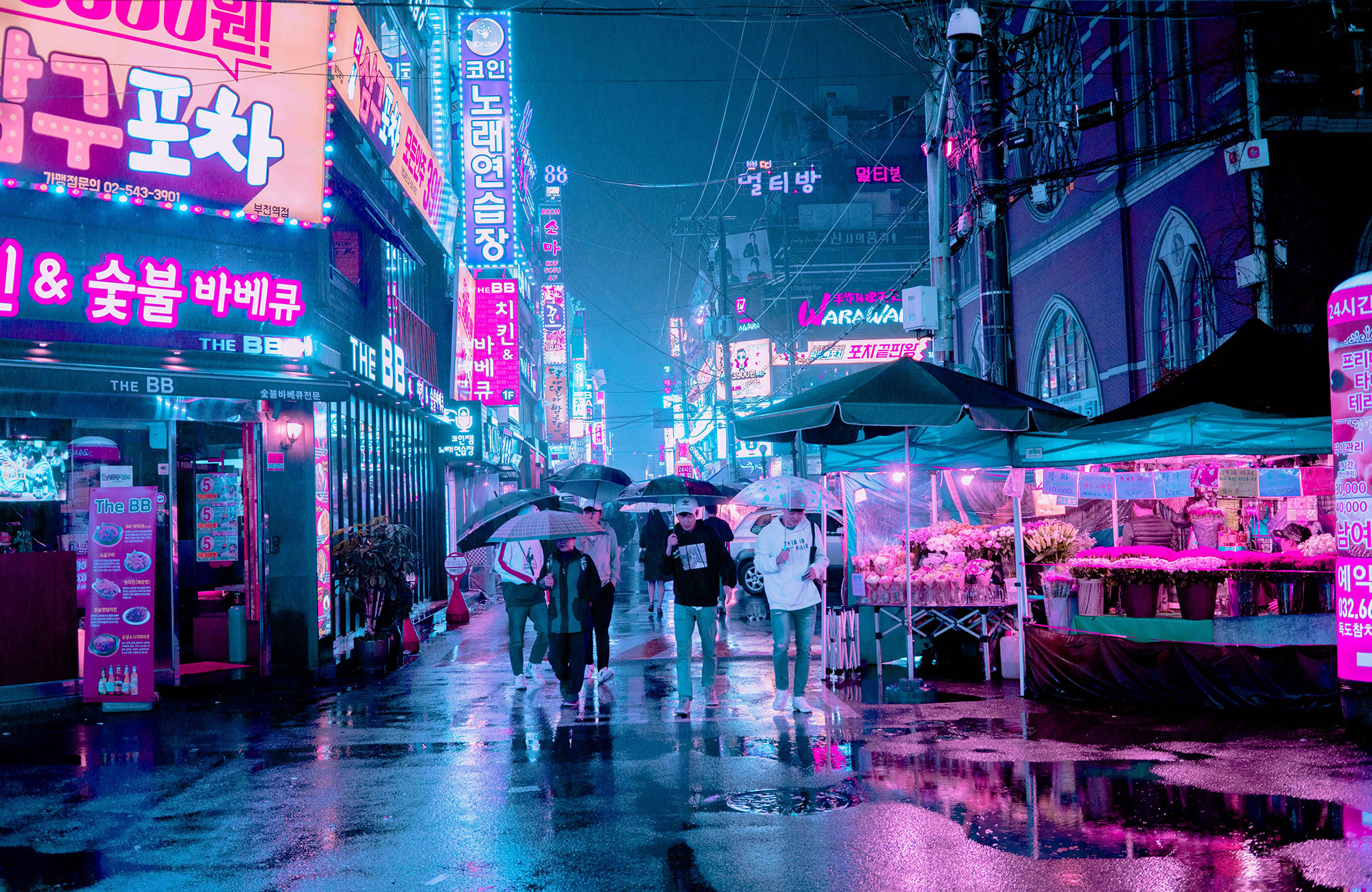 south-korea-seoul-friends-walking-covered-in-lights