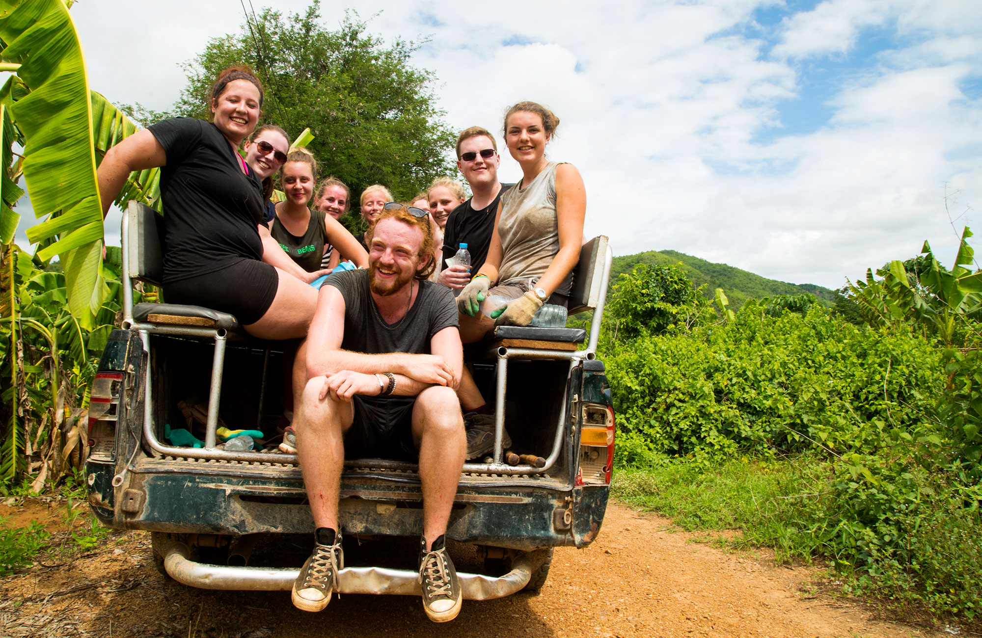 wfft-volunteering-thailand-elephant-refuge-volunteers-pickup-truck