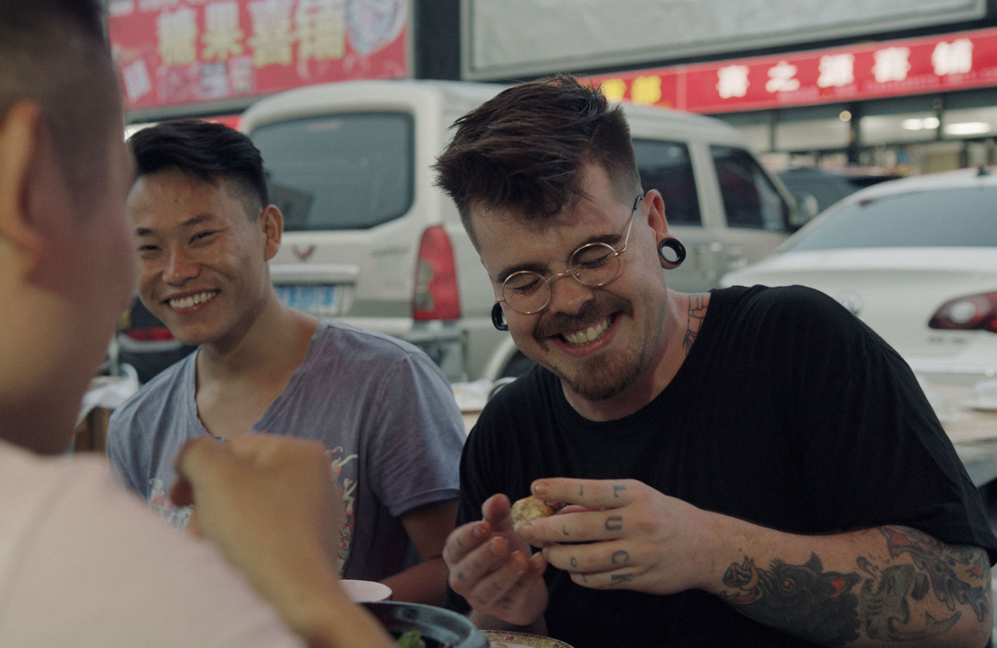 Rasmus kokeilee kiinalaista ruokaa Nanjingissa - KILROY