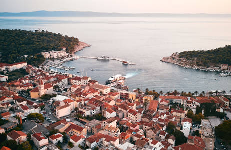 Vieraile Makarskan rantakaupungissa Kroatian matkalla