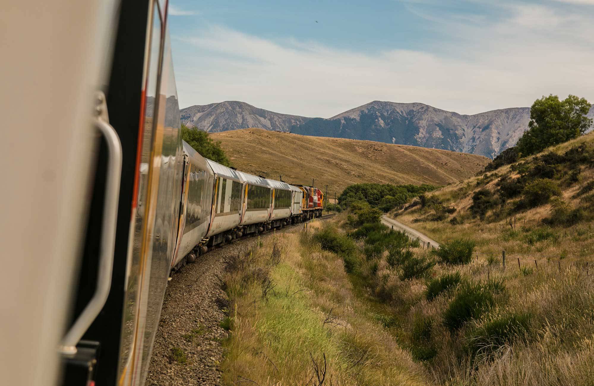Matkusta junalla Euroopassa vuoristomaisemien halki