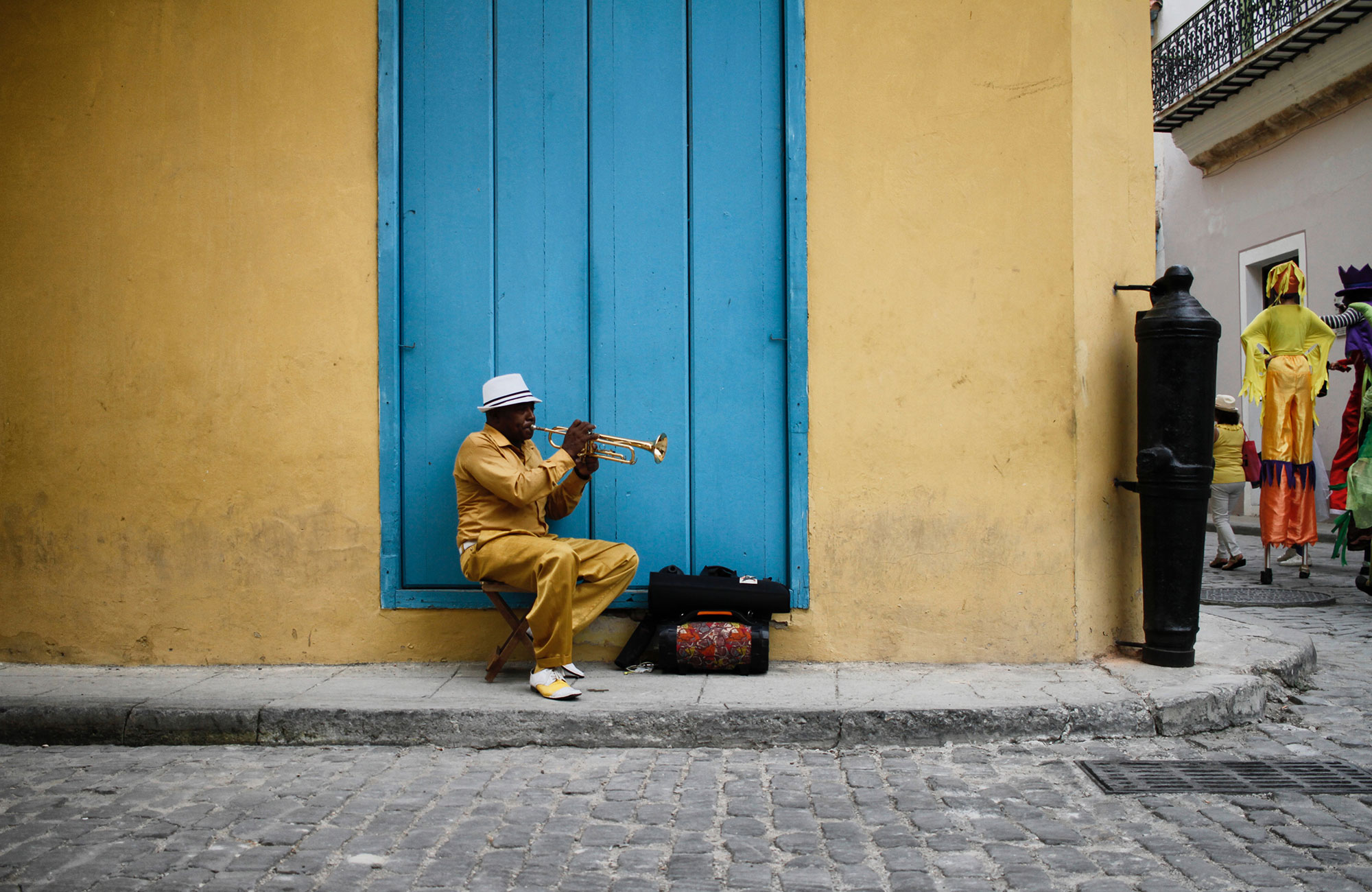 Kuubalaismies soittamassa kadulla Havannassa - KILROY