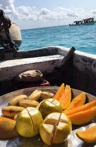 Snorklausretki Sansibarilla - Lounas veneessä - KILROY