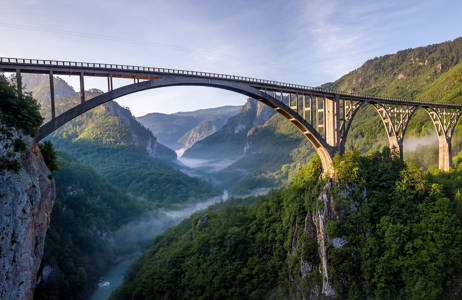 Djurdjevican silta Tara-joen yllä Montenergossa