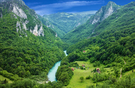 Näe upea Tara-joki Montenegron matkalla