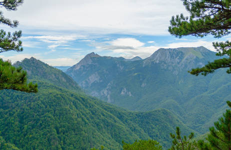 Upeita vuoristomaisemia Bosnia-Hertsegovinassa - KILROY