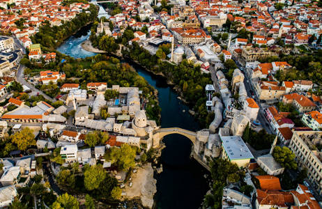 Kaunis Mostarin kaupunki sijaitsee Neretvajoen molemmin puolin