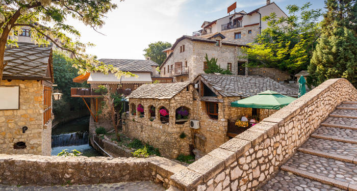 Näe Mostarin kauniit rakennukset Balkanin kiertomatkalla