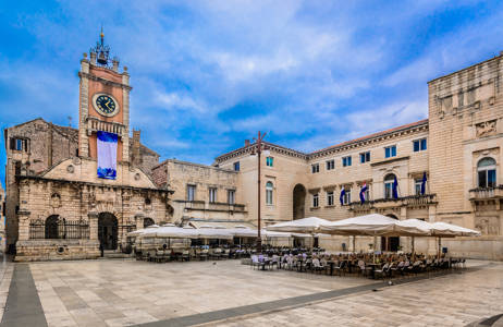 Näe kaupungin historiallinen keskusta Zadarin matkalla