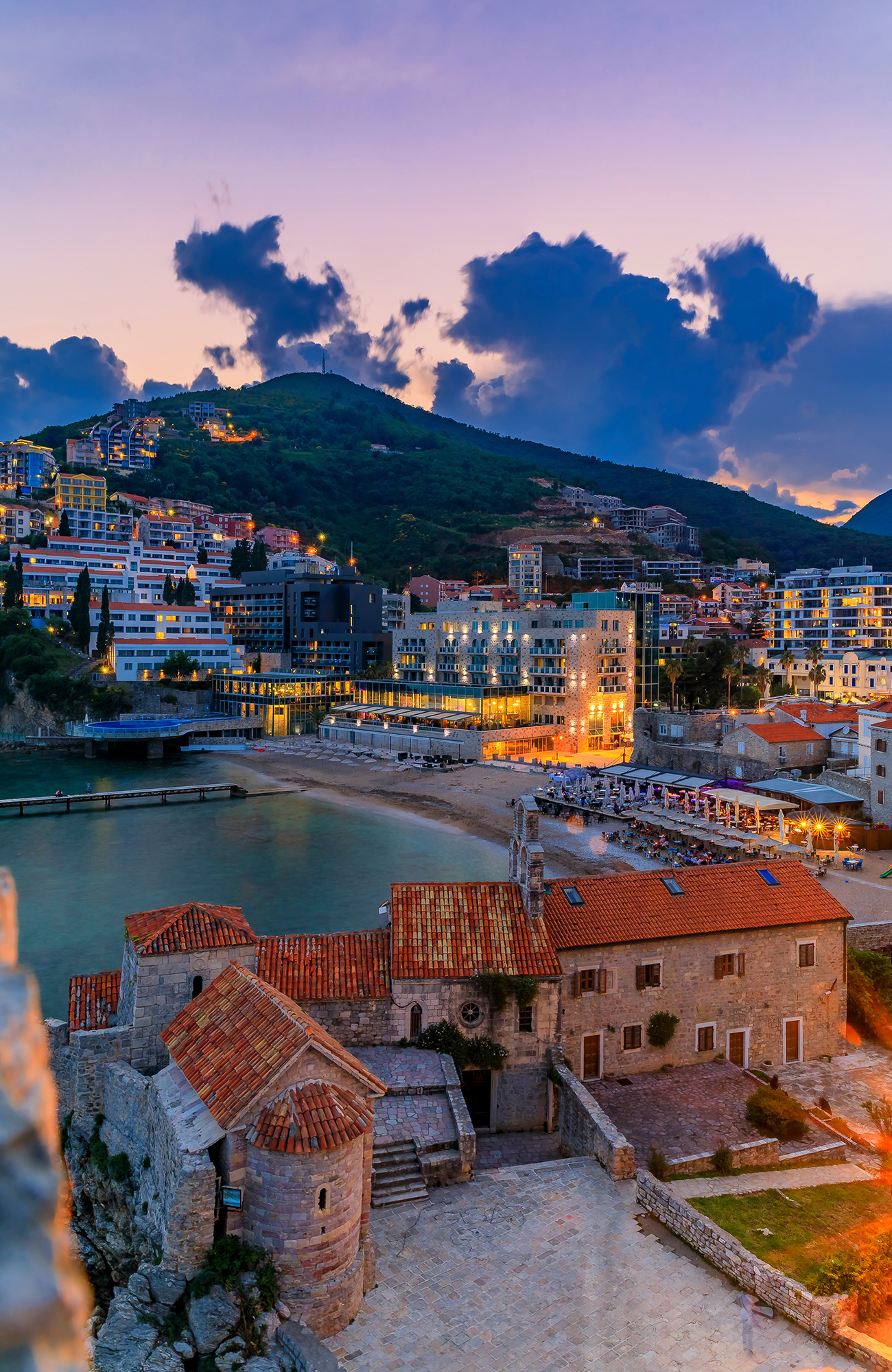 Nachtelijke cityscape van Budva in Montenegro