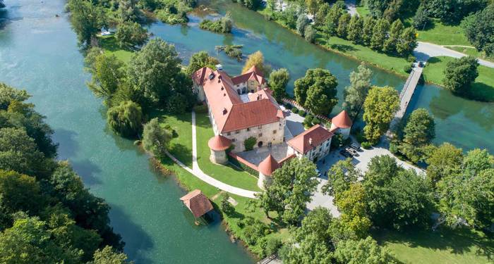 Vieraile Otocecin linnalla Slovenian road tripillä