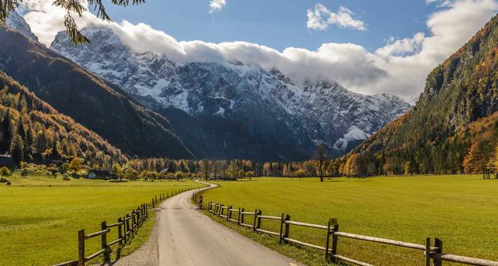 Logarskan laakson upeaa maisemaa Slovenian road tripillä