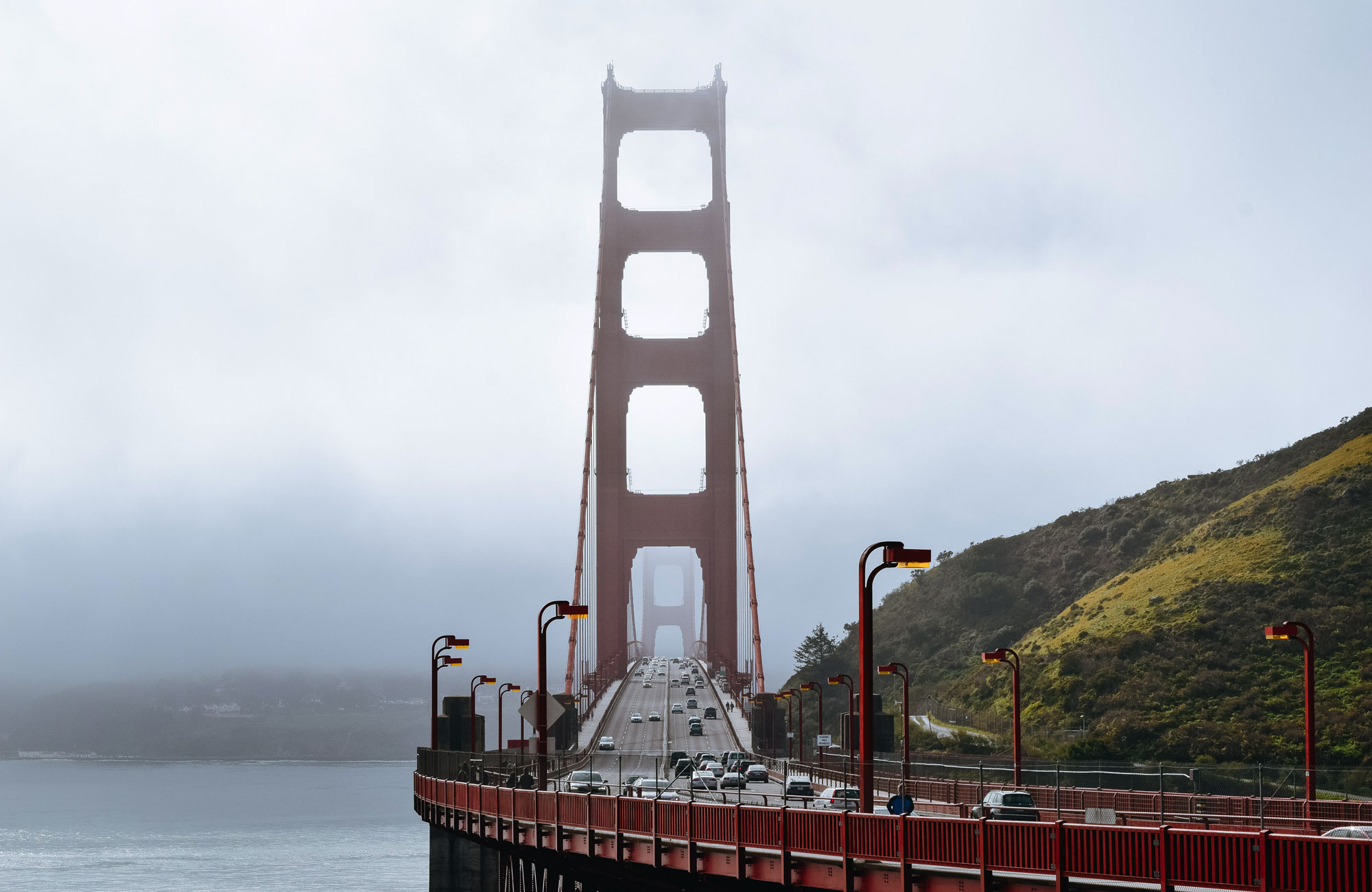 Autot ylittämässä Golden Gate Bridgeä San Franciscossa
