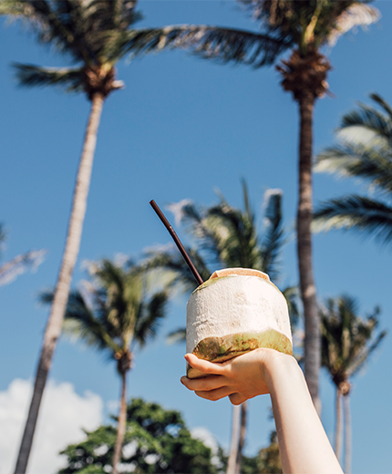 nauti kookoksenmakuisia drinkkejä thaimaan matkalla