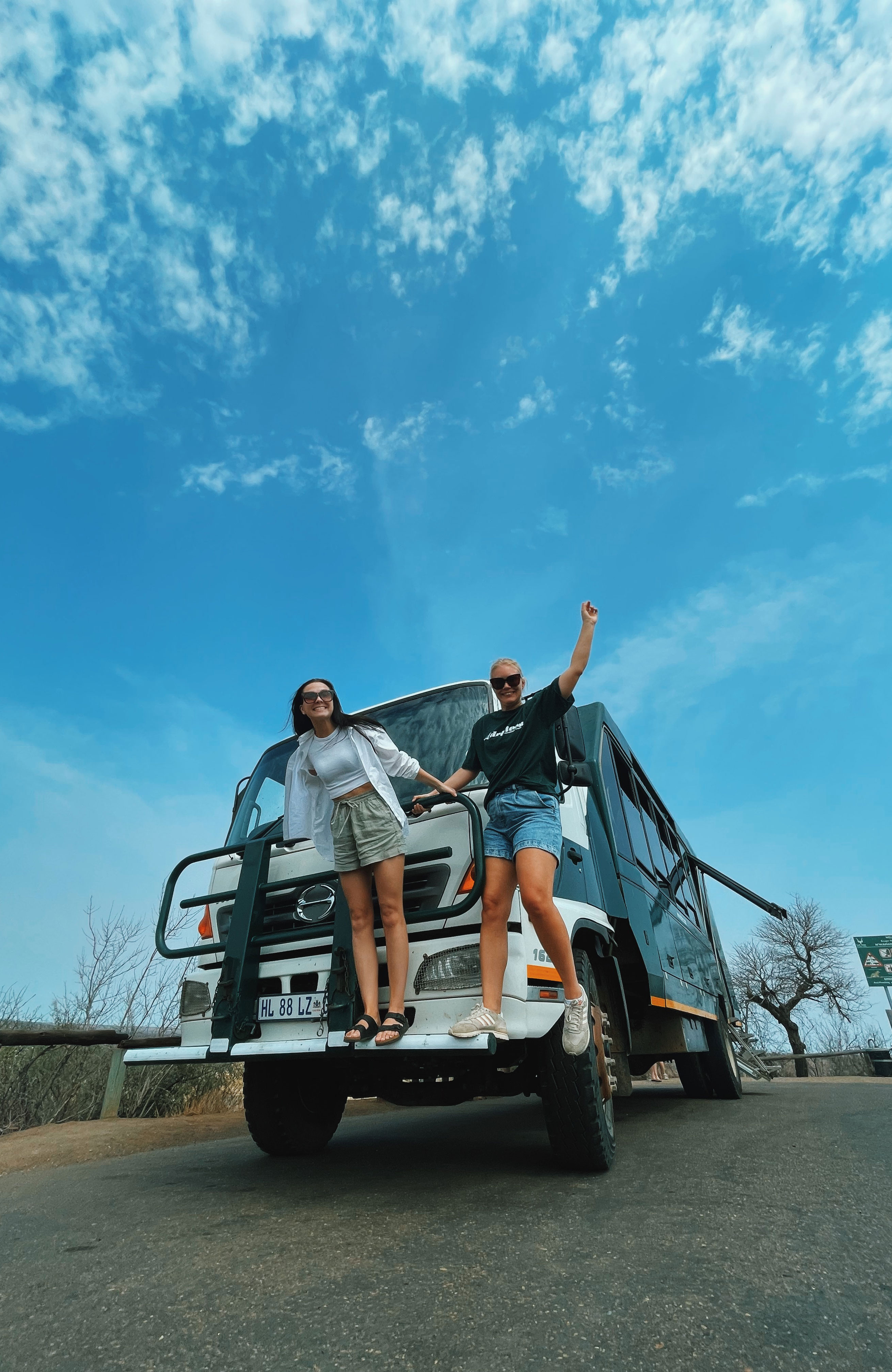 Meisjes op de voorkant van de bus in Zuid-Afrika