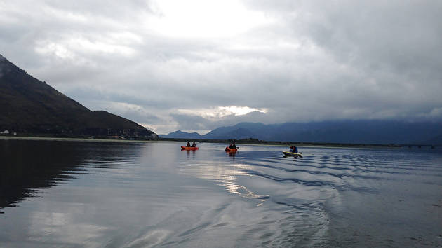 kayak_tour_on_skadar_lake_under_a_cloudy_sky_1280x720_for_navi_web