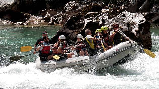 happy-rafting-group-in-rapids-smiling-_1280x720_for_navi_web