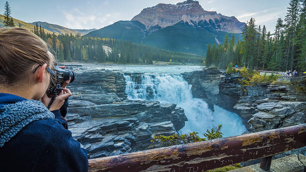 athabasca-falls-female-photographer_1280x720_for_navi_web
