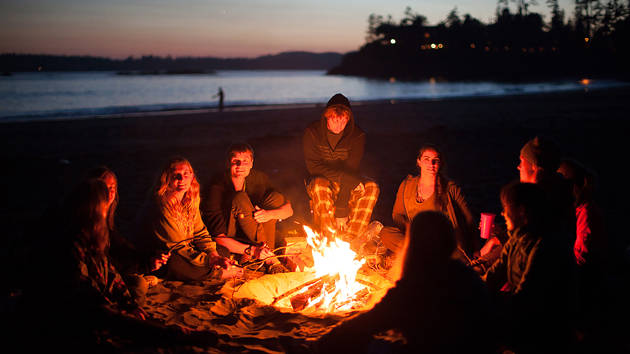 1_tofino-beach-campfire-night_1280x720_for_navi_web