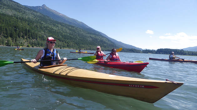 nek-revelstoke-kayaking-group-females-paddling_1280x720_for_navi_web